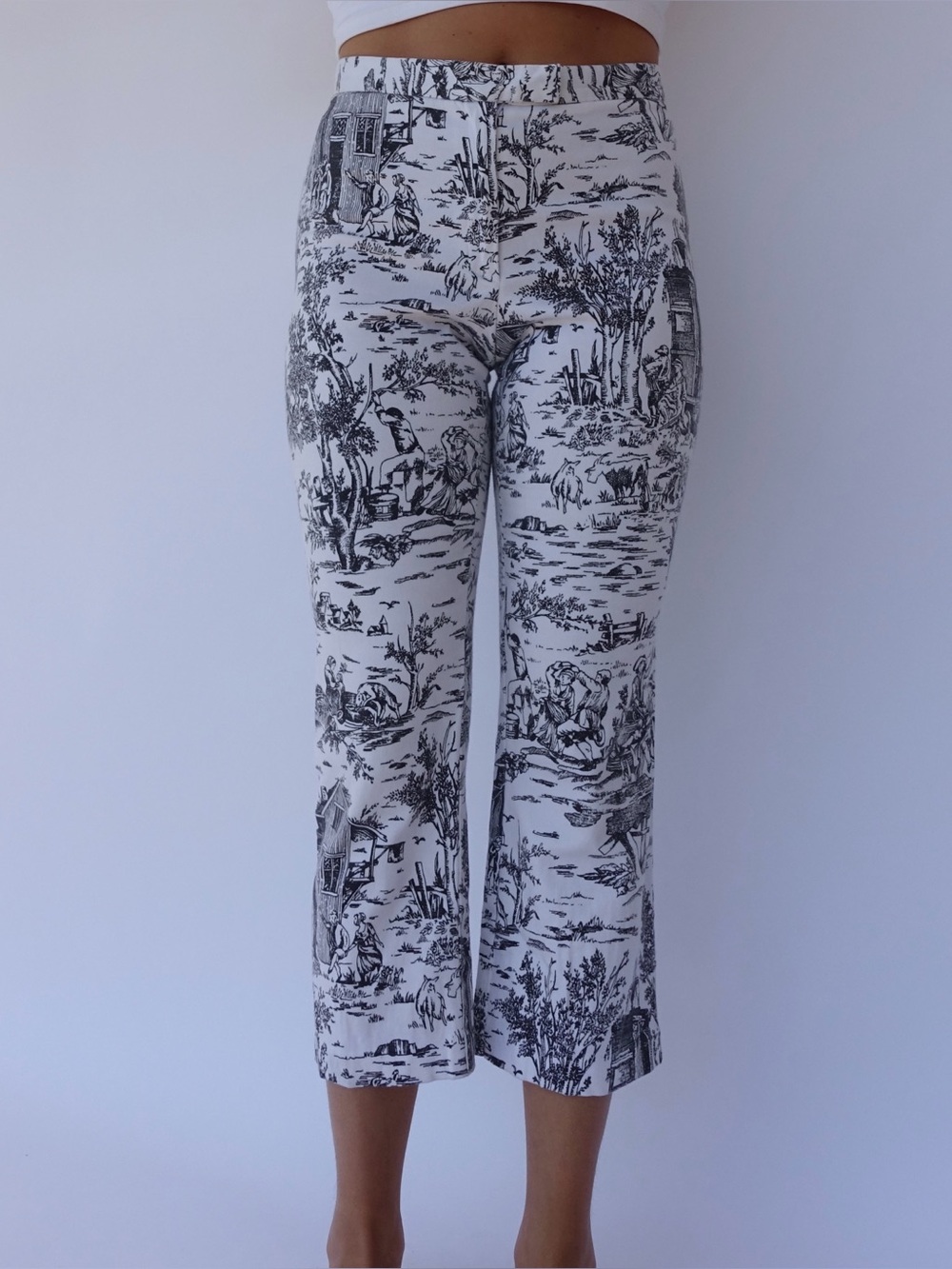 Vintage Toile de Jouy print capri pants